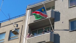 Namibian Helsingin suurlähetystöä avaamassa 21.3.2015 Namibian suurlähettilään Bonny Haufikun kanssa
